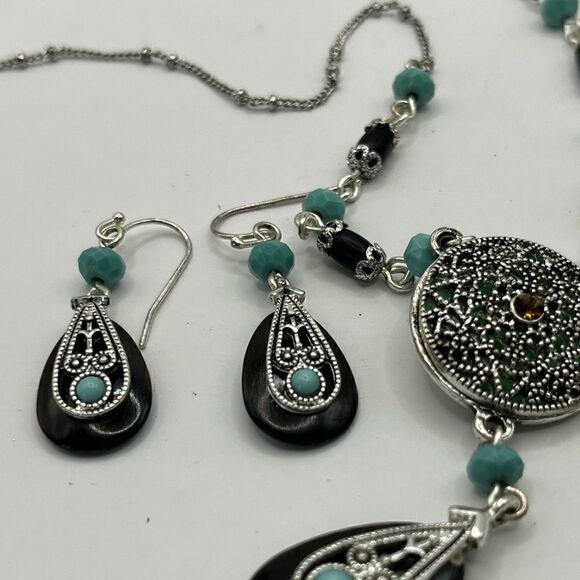 Avon, NR Necklace and earrings - Picture 4 of 8